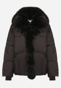 Born2be - Czarna Pikowana Kurtka Oversize z Futrzanymi Zdobieniami Saranessa. Okazja: na co dzień. Kolor: czarny. Materiał: futro. Wzór: aplikacja. Styl: casual #6