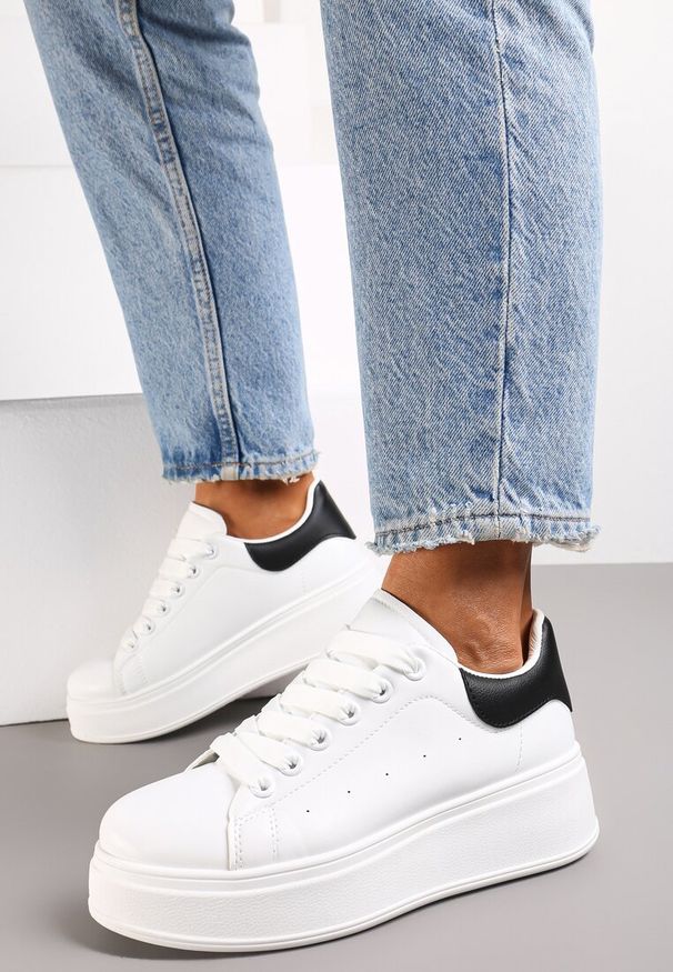 Renee - Biało-Czarne Sneakersy przed Kostkę na Grubej Podeszwie Arionn. Wysokość cholewki: przed kostkę. Kolor: biały. Materiał: jeans