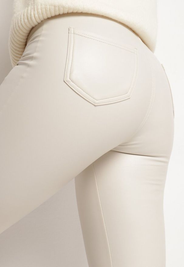 Born2be - Białe Legginsy z Ekoskóry z Wysokim Stanem i Wsuwanymi Kieszeniami Rievalia. Stan: podwyższony. Kolor: biały. Materiał: skóra. Sezon: zima