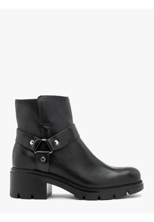 Ryłko - Czarne botki biker boots ze skóry licowej. Nosek buta: okrągły. Zapięcie: zamek. Kolor: czarny. Szerokość cholewki: normalna. Wzór: aplikacja. Materiał: skóra. Obcas: na obcasie. Styl: street, rockowy, klasyczny. Wysokość obcasa: średni