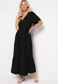 Born2be - Czarna Sukienka Maxi z Gumką w Talii i Materiałowym Paskiem Kiriane. Kolekcja: plus size. Kolor: czarny. Materiał: materiał. Sezon: lato, wiosna. Typ sukienki: dla puszystych. Długość: maxi #3