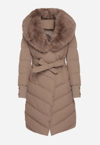 Born2be - Ciemnobeżowa Elegancka Kurtka z Pikowanymi Przeszyciami i Futrzanym Kołnierzem Gallea. Okazja: na spacer, na co dzień. Kolor: beżowy. Materiał: futro. Sezon: zima. Styl: elegancki