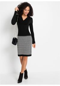 bonprix - Sukienka dzianinowa. Okazja: na spotkanie biznesowe. Typ kołnierza: dekolt w serek. Kolor: czarny. Materiał: dzianina. Długość rękawa: długi rękaw. Typ sukienki: dopasowane. Styl: biznesowy, elegancki #2