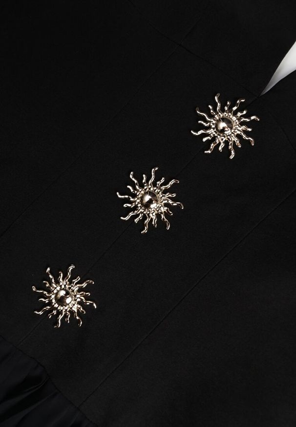 Renee - Czarna Sukienka z Dekoltem Halter i Ozodbymi Guzikami z Przodu Nesia. Typ kołnierza: dekolt halter. Kolor: czarny