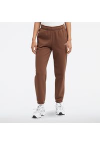 Spodnie damskie New Balance WP33513PNC – brązowe. Stan: podwyższony. Kolor: brązowy. Materiał: poliester, prążkowany, dresówka, bawełna #1