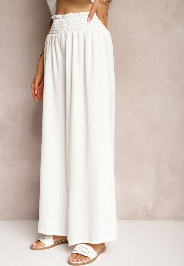 Renee - Białe Spodnie High Waist z Szerokimi Nogawkami i Gumką w Pasie Risabessa. Okazja: na co dzień. Stan: podwyższony. Kolor: biały. Styl: elegancki, casual