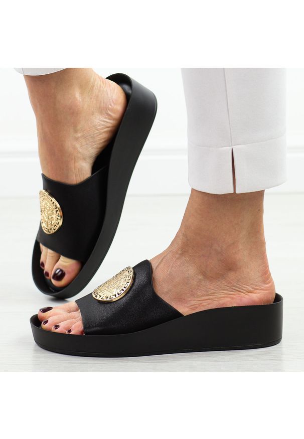 POTOCKI - Czarne klapki damskie na platformie Potocki 43326. Kolor: czarny. Materiał: skóra. Wzór: aplikacja. Sezon: wiosna, lato. Obcas: na platformie. Styl: elegancki, klasyczny