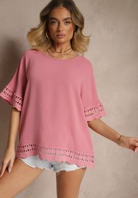 Renee - Różowa Bluzka Ozdobiona Ażurowymi Rękawami Vorana. Okazja: na co dzień. Kolor: różowy. Materiał: jeans. Wzór: aplikacja, ażurowy. Styl: klasyczny, elegancki, casual