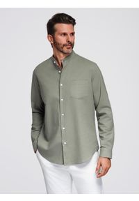 Ombre Clothing - Męska koszula lniana ze stójką i kieszenią REGULAR FIT – khaki V6 OM-SHCS-0161 - XXL. Okazja: na co dzień. Typ kołnierza: kołnierzyk stójkowy. Kolor: brązowy. Materiał: len. Długość rękawa: długi rękaw. Długość: długie. Sezon: lato, wiosna. Styl: casual