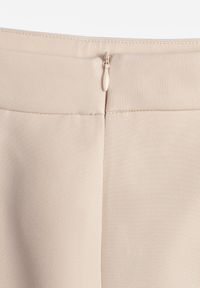 Born2be - Beżowa Gładka Spódnica VICES o Ołówkowym Kroju Abilura. Okazja: na spotkanie biznesowe, do pracy, na komunię. Kolor: beżowy. Wzór: gładki. Styl: biznesowy #7