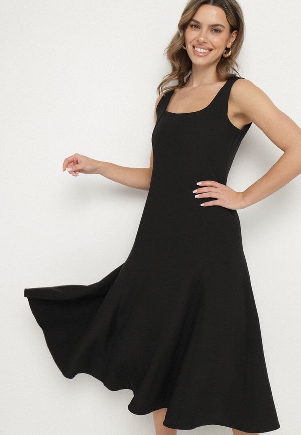 Born2be - Czarna Klasyczna Sukienka o Rozkloszowanym Kroju Delure. Okazja: na imprezę. Typ kołnierza: dekolt kwadratowy. Kolor: czarny. Wzór: aplikacja. Styl: klasyczny