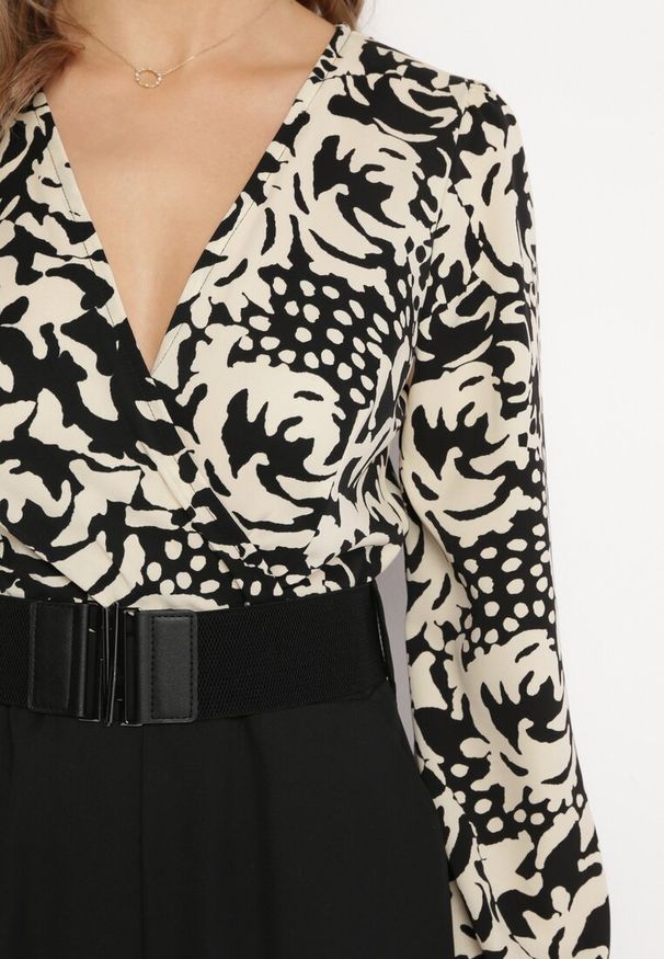 Born2be - Czarno-Beżowy Kombinezon z Paskiem Góra w Print i Trójkątny Dekolt Hamiora. Kolor: czarny. Wzór: nadruk