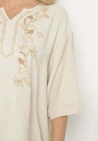 Born2be - Jasnobeżowa Sukienka Pudełkowa z Guzikami i Ozdobnymi Haftami Jenivanea. Okazja: na co dzień. Typ kołnierza: dekolt w serek. Kolor: beżowy. Materiał: skóra. Długość rękawa: długi rękaw. Wzór: haft. Styl: elegancki, casual #4