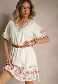Renee - Czerwona Pudełkowa Sukienka z Bawełny w Hafty w Stylu Boho Felkio. Okazja: na co dzień. Typ kołnierza: dekolt w kształcie V. Kolor: czerwony. Materiał: bawełna. Długość rękawa: krótki rękaw. Wzór: haft. Typ sukienki: proste. Styl: boho