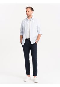 Ombre Clothing - Męskie spodnie chino z ozdobną taśmą w pasie SLIM FIT – granatowe V2 - Rozmiar: XXL. Okazja: na co dzień. Kolor: niebieski. Materiał: bawełna, elastan. Styl: casual