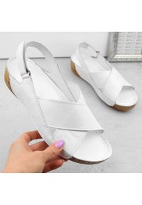 Skórzane sandały damskie na rzep białe T.Sokolski L311. Zapięcie: rzepy. Kolor: biały. Materiał: skóra. Styl: elegancki