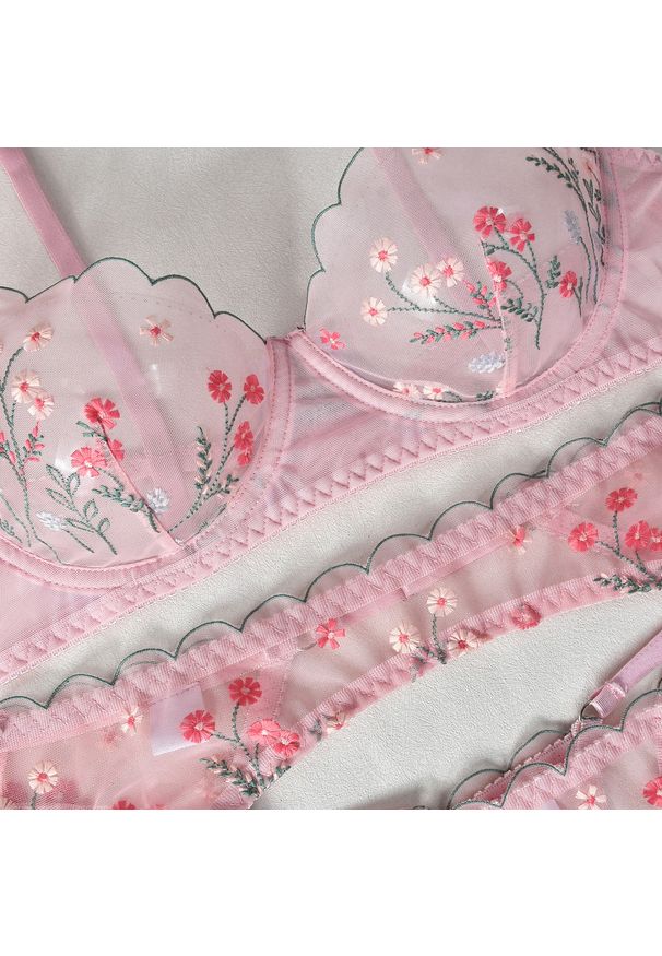 Intica - Komplet bielizny z haftem dla eleganckiego wyglądu Liliana. Kolor: różowy. Materiał: materiał. Wzór: haft