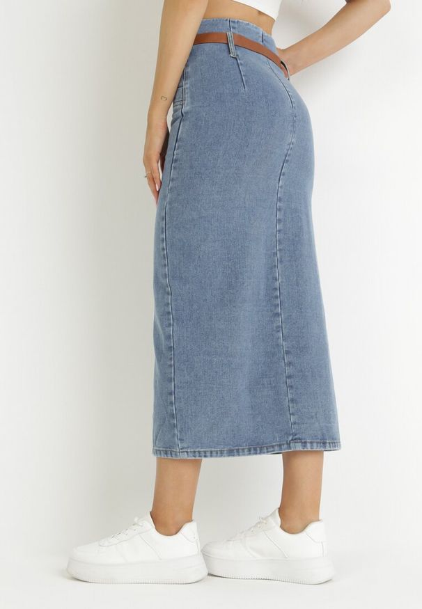 Born2be - Niebieska Ołówkowa Spódnica z Jeansu z Paskiem ze Sprzączką Fernilla. Stan: podwyższony. Kolor: niebieski. Materiał: jeans. Styl: klasyczny