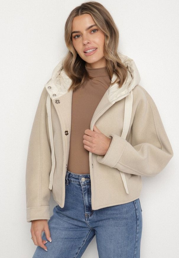 Born2be - Beżowa Przejściowa Kurtka z Rękawami Typu Nietoperz i Kapturem Alinee. Okazja: na spacer. Kolor: beżowy. Materiał: jeans. Sezon: wiosna, jesień. Styl: klasyczny