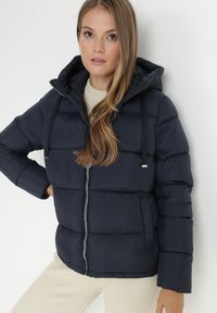 Born2be - Granatowa Kurtka Puffer Pikowana z Kapturem Shannone. Okazja: na co dzień. Typ kołnierza: kaptur. Kolor: niebieski. Długość rękawa: długi rękaw. Długość: długie. Wzór: jednolity. Sezon: zima, jesień. Styl: casual #7