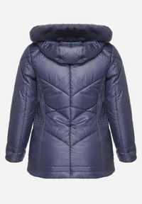 Born2be - Niebieska Kurtka z Pikowanymi Przeszyciami i Kapturem z Futerkiem Vevea. Okazja: na spotkanie biznesowe, do pracy, na co dzień, na spacer. Kolekcja: plus size. Kolor: niebieski. Materiał: futro. Styl: biznesowy, casual, elegancki #5
