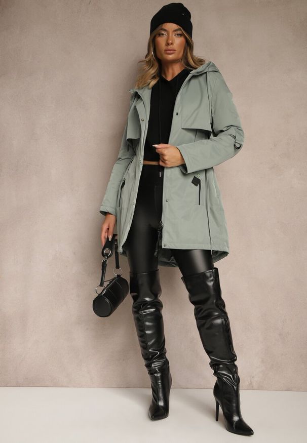 Renee - Zielona Kurtka Typu Parka z Kapturem o Klasycznym Kroju Tulania. Okazja: na spacer, na co dzień. Typ kołnierza: kaptur. Kolor: zielony. Materiał: jeans. Styl: klasyczny