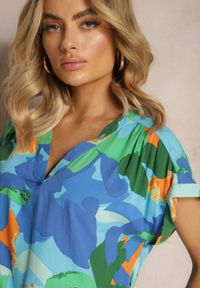 Renee - Zielona Bluzka z Wiskozy z Trójkątnym Dekoltem i Abstrakcyjnym Wzorem Duvina. Kolekcja: plus size. Kolor: zielony. Materiał: wiskoza. Wzór: aplikacja. Sezon: lato, wiosna