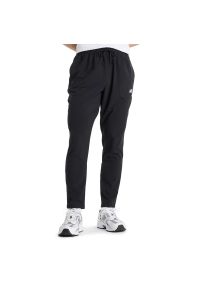 Spodnie męskie New Balance MP51904BK - czarne. Kolor: czarny. Materiał: poliester, dresówka
