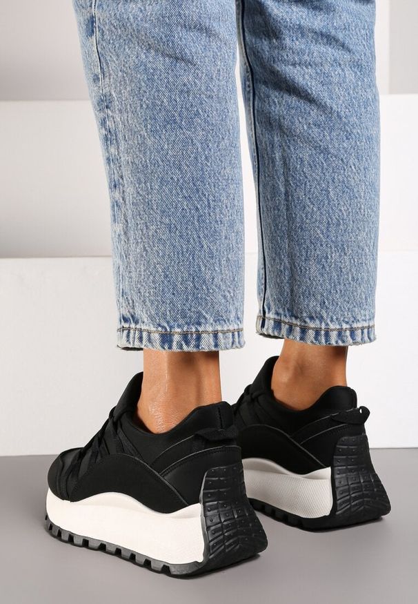 Born2be - Czarne Sneakersy na Grubej Podeszwie z Ozdobnym Wiązaniem Zinornia. Okazja: na co dzień, na spotkanie biznesowe. Kolor: czarny. Materiał: jeans. Sport: turystyka piesza