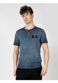 Guess T-Shirt "Patch" | X3GI08KAK90 | Mężczyzna | Niebieski. Okazja: na co dzień. Kolor: niebieski. Materiał: bawełna. Wzór: aplikacja. Styl: casual, klasyczny, elegancki