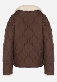 Born2be - Brązowa Koszulowa Kurtka Pikowana z Futerkowym Kołnierzem Seruna. Okazja: na spacer. Typ kołnierza: golf. Kolor: brązowy. Materiał: dzianina, jeans. Styl: klasyczny #5