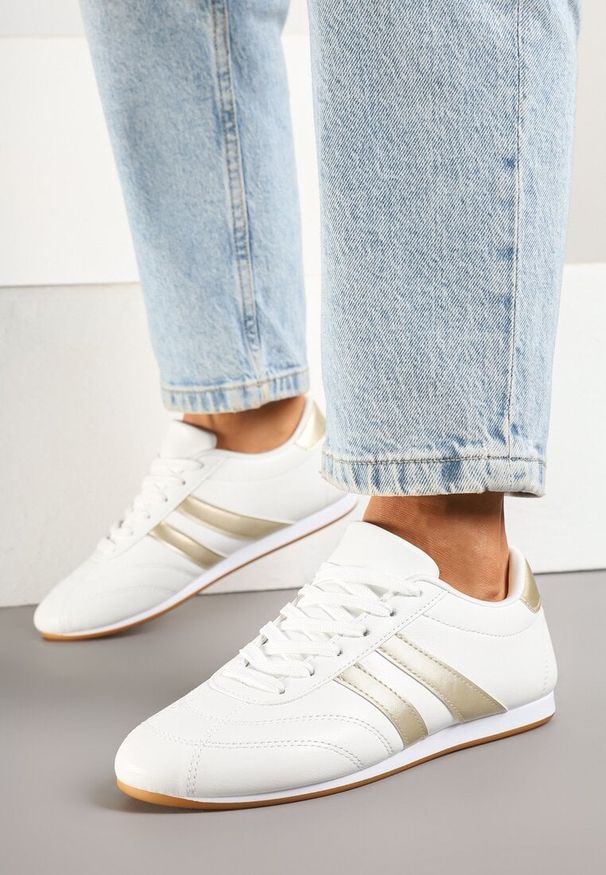 Born2be - Biało-Złote Sznurowane Sneakersy w Stylu Tenisówek Liavessa. Kolor: biały. Materiał: jeans. Obcas: na płaskiej podeszwie