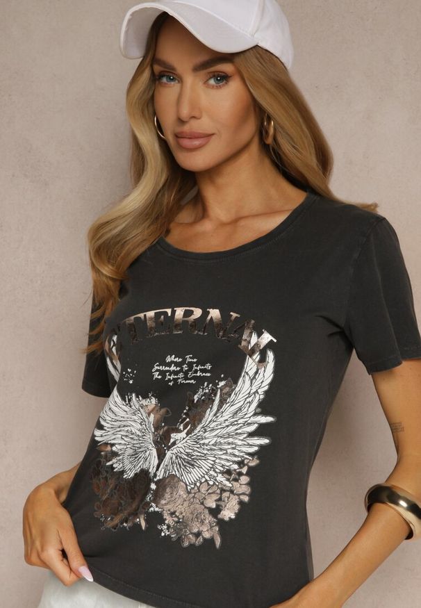 Renee - Czarny Bawełniany T-shirt Ozdobiony Nadrukiem Trenelia. Okazja: na co dzień. Kolor: czarny. Materiał: bawełna. Wzór: aplikacja, nadruk. Styl: elegancki, casual