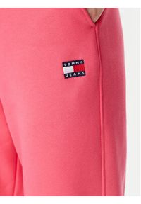 Tommy Jeans Spodnie dresowe Badge DW0DW20679 Różowy Regular Fit. Kolor: różowy. Materiał: bawełna #4