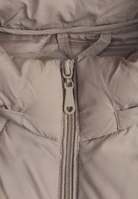 Born2be - Ciemnobeżowa Kurtka z Szerokim Pikowaniem i Kapturem Yasidi. Okazja: na co dzień. Kolor: beżowy. Materiał: jeans. Styl: casual, elegancki #4