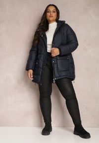Renee - Granatowa Kurtka Pikowana Sabrino. Kolekcja: plus size. Kolor: niebieski. Materiał: materiał. Długość rękawa: długi rękaw. Długość: długie #5