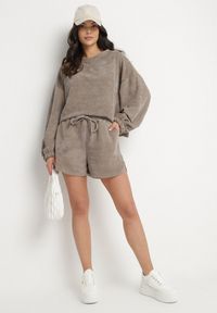 Born2be - Ciemnobeżowy Dzianinowy Komplet Bluza i Szorty Novanisa. Kolor: beżowy. Materiał: dzianina #7