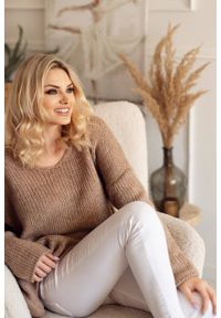 PeeKaBoo - Luźny sweter z dekoltem w serek wełniany beżowy. Typ kołnierza: dekolt w serek. Kolor: beżowy. Materiał: wełna. Styl: elegancki