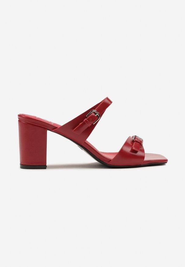 Renee - Czerwone Klapki na Słupkowym Obcasie z Ozdobnymi Klamerkami Zarielae. Okazja: na co dzień. Kolor: czerwony. Sezon: lato. Obcas: na obcasie. Styl: elegancki, casual. Wysokość obcasa: średni