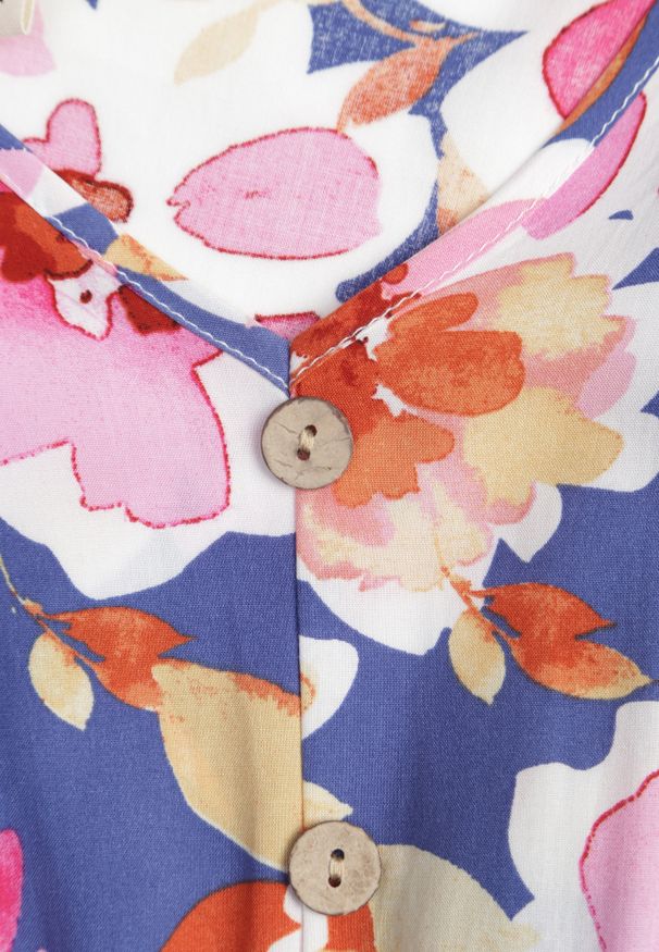 Renee - Niebiesko-Różowa Taliowana Bawełniana Sukienka w Kwiaty z Falbanami przy Ramionach z Gumką w Talii Nelova. Kolor: niebieski. Materiał: bawełna. Długość rękawa: krótki rękaw. Wzór: kwiaty. Styl: wizytowy, elegancki