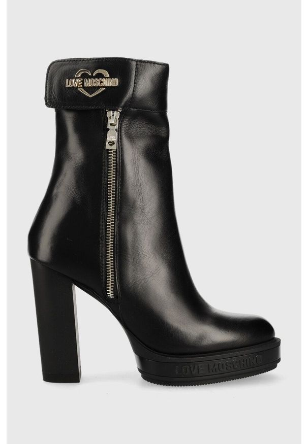 Love Moschino botki skórzane damskie kolor czarny na słupku. Kolor: czarny. Materiał: skóra. Obcas: na słupku. Wysokość obcasa: średni