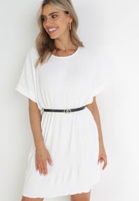 Born2be - Biała Plisowana Sukienka Pudełkowa z Paskiem Savima. Kolor: biały. Typ sukienki: oversize #5