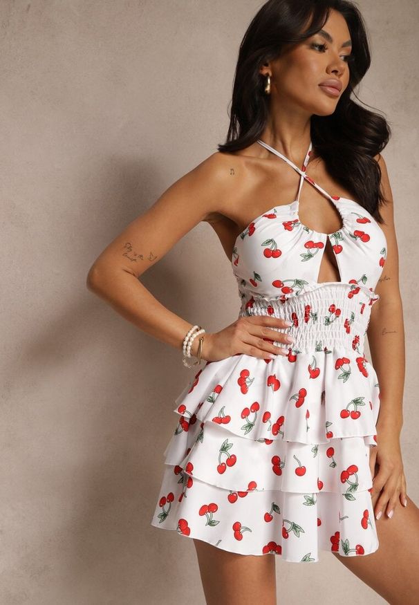 Renee - Biała Sukienka Halter o Rozkloszowanym Kroju z Falbanami w Wisienki Lanelora. Okazja: na co dzień. Typ kołnierza: dekolt halter. Kolor: biały. Styl: casual