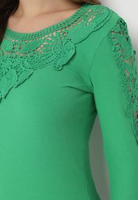 Born2be - Zielona Elastyczna Bluzka z Ozdobną Koronką Lithaa. Kolor: zielony. Materiał: koronka. Wzór: koronka #5