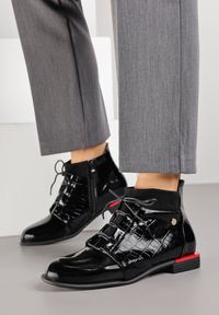 Born2be - Czarne Lakierowane Botki Vices w Stylu Sztybletów z Tłoczeniem Ozvila. Okazja: na co dzień. Zapięcie: zamek. Kolor: czarny. Materiał: lakier. Styl: casual, elegancki