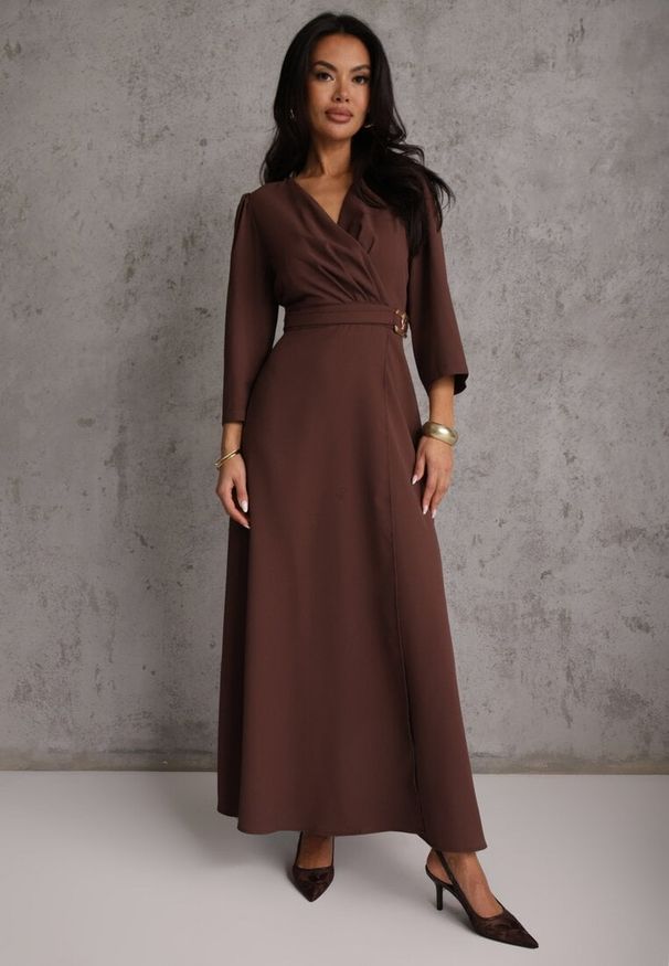 Renee - Brązowa Elegancka Sukienka o Kopertowym Kroju Zdobiona Aplikacją w Talii Zilendra. Kolor: brązowy. Wzór: aplikacja. Typ sukienki: kopertowe. Styl: elegancki