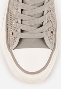 Renee - Jasnoszare Szydełkowe Trampki o Klasycznym Fasonie Vovessa. Okazja: na co dzień. Kolor: szary. Materiał: jeans. Szerokość cholewki: normalna. Styl: klasyczny #2