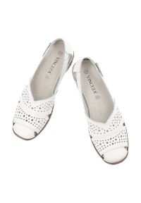 Półbuty damskie Vinceza, cholewka ze skóry naturalnej licowej z perforacją wsuwane na płaskiej podeszwie, białe, 66928. Okazja: na co dzień. Zapięcie: bez zapięcia. Kolor: biały. Szerokość cholewki: normalna. Wzór: ażurowy. Materiał: skóra. Sezon: lato. Obcas: na płaskiej podeszwie. Styl: elegancki, klasyczny, casual #4