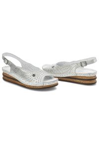 Srebrne Sandały Pollonus Wygodne Skórzane Buty Damskie. Zapięcie: sprzączka. Kolor: srebrny. Materiał: skóra. Wzór: ażurowy, aplikacja. Obcas: na platformie #2