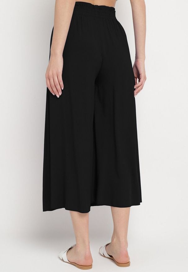 Born2be - Czarne Spodnie Palazzo z Wiskozy z Gumką w Pasie Ozdobione Guzikami z Nogawkami 3/4 Efilis. Okazja: na co dzień. Kolor: czarny. Materiał: wiskoza. Wzór: aplikacja. Styl: elegancki, casual